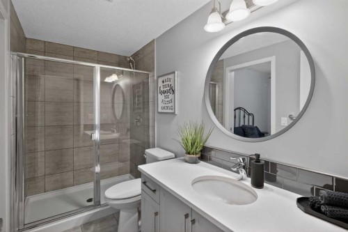 31 Lucas Boulevard Nw, Calgary, AB - Indoor Photo Showing Bathroom