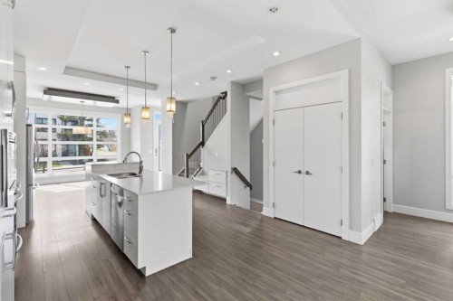 2052 46 Avenue Sw, Calgary, AB - Indoor Photo Showing Kitchen With Upgraded Kitchen