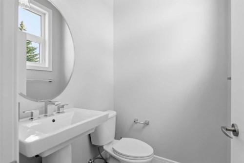 2052 46 Avenue Sw, Calgary, AB - Indoor Photo Showing Bathroom