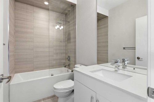 2052 46 Avenue Sw, Calgary, AB - Indoor Photo Showing Bathroom
