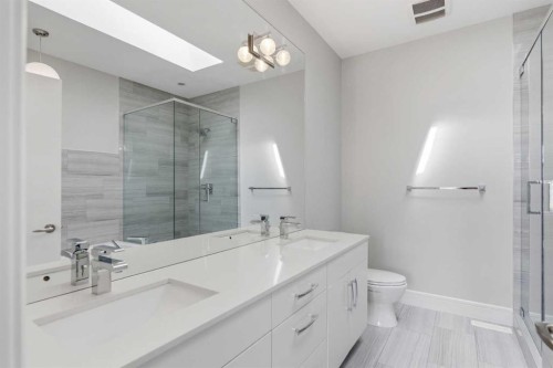2052 46 Avenue Sw, Calgary, AB - Indoor Photo Showing Bathroom