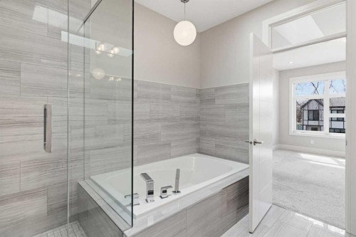 2052 46 Avenue Sw, Calgary, AB - Indoor Photo Showing Bathroom