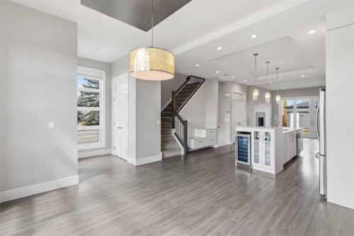 2052 46 Avenue Sw, Calgary, AB - Indoor