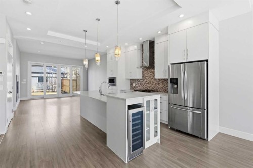 2052 46 Avenue Sw, Calgary, AB - Indoor Photo Showing Kitchen With Upgraded Kitchen