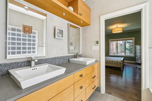 367 Discovery Place Sw, Calgary, AB - Indoor Photo Showing Bathroom