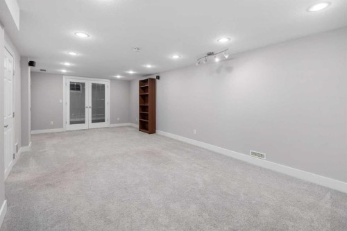 803 94 Avenue Sw, Calgary, AB - Indoor Photo Showing Other Room