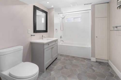 803 94 Avenue Sw, Calgary, AB - Indoor Photo Showing Bathroom