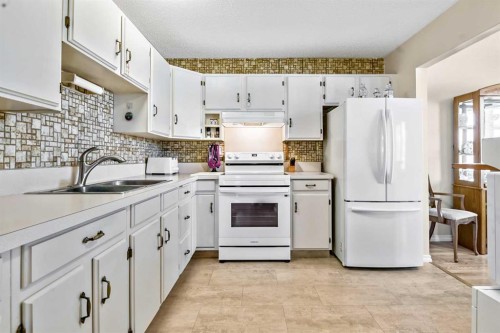 323 Woodvale Crescent Sw, Calgary, AB - Indoor Photo Showing Kitchen With Double Sink