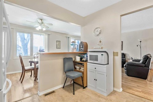 323 Woodvale Crescent Sw, Calgary, AB - Indoor