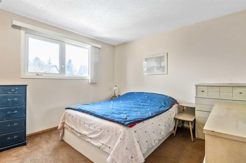 323 Woodvale Crescent Sw, Calgary, AB - Indoor Photo Showing Bedroom