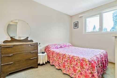 323 Woodvale Crescent Sw, Calgary, AB - Indoor Photo Showing Bedroom