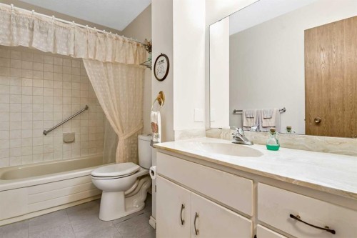 323 Woodvale Crescent Sw, Calgary, AB - Indoor Photo Showing Bathroom