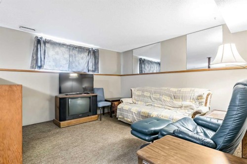 323 Woodvale Crescent Sw, Calgary, AB - Indoor