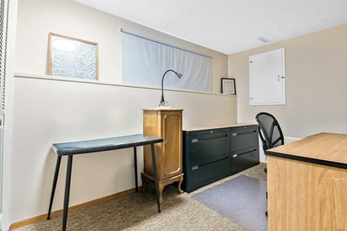323 Woodvale Crescent Sw, Calgary, AB - Indoor