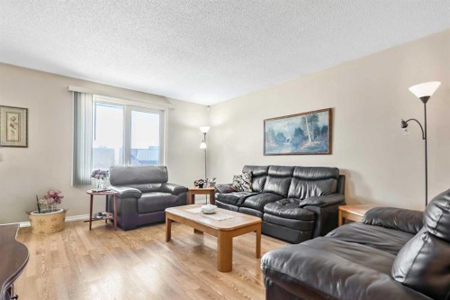 323 Woodvale Crescent Sw, Calgary, AB - Indoor Photo Showing Living Room
