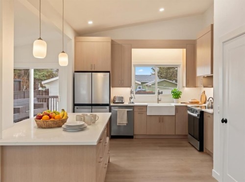212 Queen Anne Road Se, Calgary, AB - Indoor Photo Showing Kitchen With Upgraded Kitchen