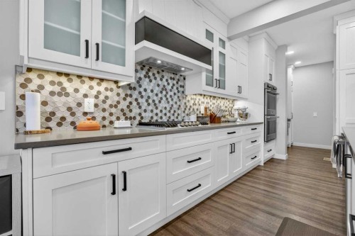 10 Bishop Circle, Carstairs, AB - Indoor Photo Showing Kitchen With Upgraded Kitchen