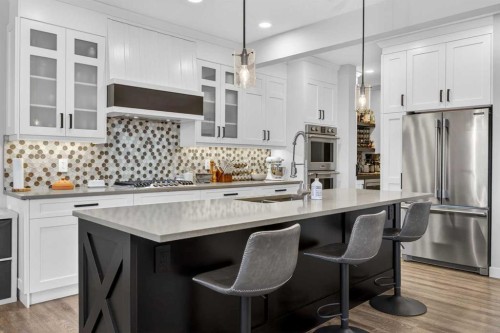 10 Bishop Circle, Carstairs, AB - Indoor Photo Showing Kitchen With Upgraded Kitchen