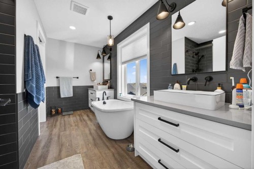 10 Bishop Circle, Carstairs, AB - Indoor Photo Showing Bathroom