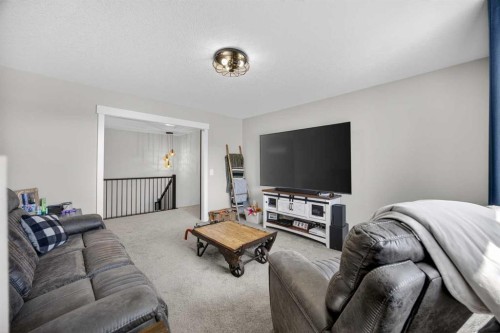 10 Bishop Circle, Carstairs, AB - Indoor Photo Showing Living Room