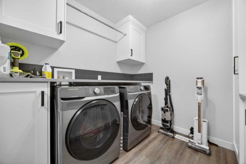 10 Bishop Circle, Carstairs, AB - Indoor Photo Showing Laundry Room