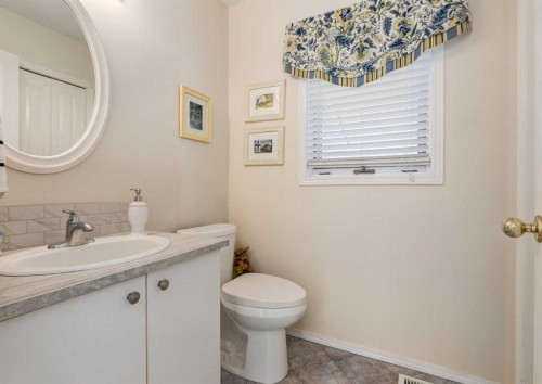 83 Gleneagles Close, Cochrane, AB - Indoor Photo Showing Bathroom