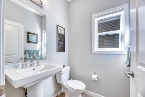 9 Mist Mountain Rise, Okotoks, AB - Indoor Photo Showing Bathroom