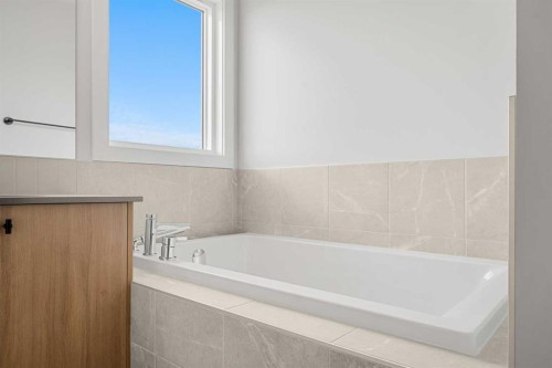 192 Belmont Place Sw, Calgary, AB - Indoor Photo Showing Bathroom