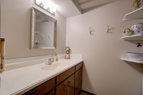 5338 5 Street West, Claresholm, AB - Indoor Photo Showing Bathroom