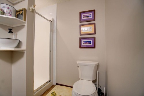 5338 5 Street West, Claresholm, AB - Indoor Photo Showing Bathroom