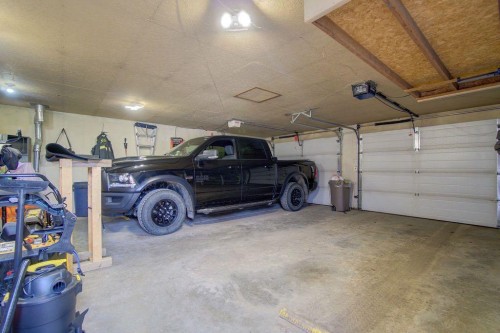 5338 5 Street West, Claresholm, AB - Indoor Photo Showing Garage