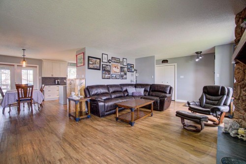 5338 5 Street West, Claresholm, AB - Indoor Photo Showing Living Room