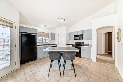 205-27 Everridge Square Sw, Calgary, AB - Indoor Photo Showing Kitchen
