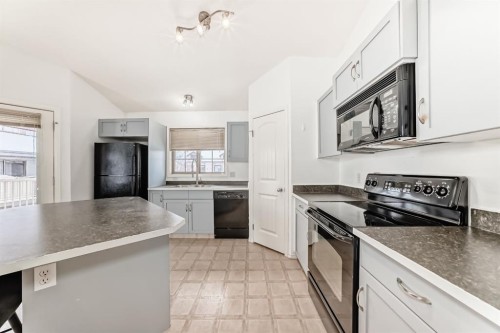 205-27 Everridge Square Sw, Calgary, AB - Indoor Photo Showing Kitchen
