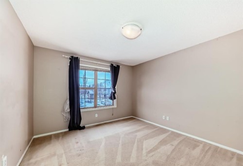 205-27 Everridge Square Sw, Calgary, AB - Indoor Photo Showing Other Room