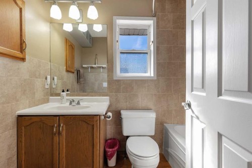6 Covewood Park Ne, Calgary, AB - Indoor Photo Showing Bathroom