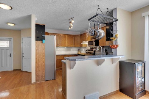6 Covewood Park Ne, Calgary, AB - Indoor Photo Showing Kitchen