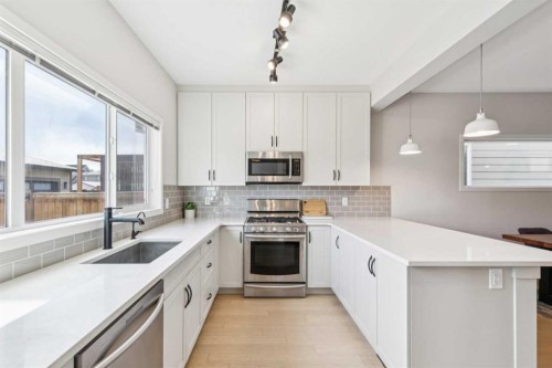 325 Marquis Heights Se, Calgary, AB - Indoor Photo Showing Kitchen With Upgraded Kitchen
