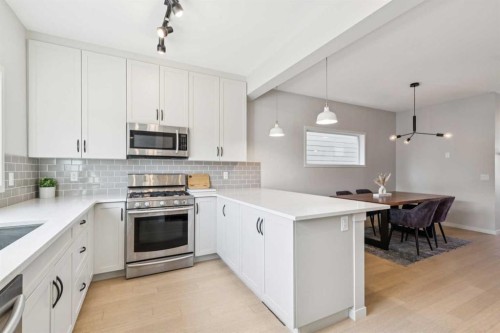 325 Marquis Heights Se, Calgary, AB - Indoor Photo Showing Kitchen