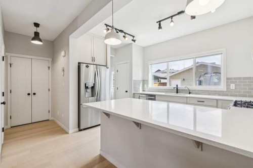 325 Marquis Heights Se, Calgary, AB - Indoor Photo Showing Kitchen With Upgraded Kitchen