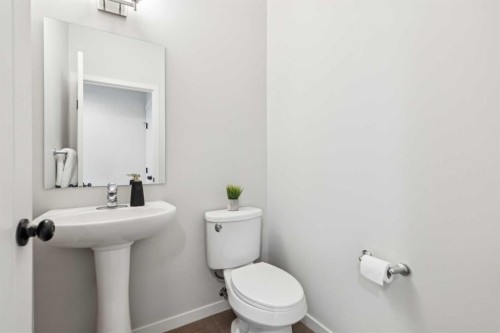 325 Marquis Heights Se, Calgary, AB - Indoor Photo Showing Bathroom