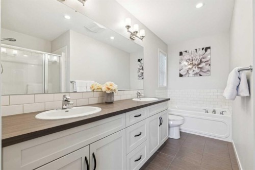 325 Marquis Heights Se, Calgary, AB - Indoor Photo Showing Bathroom