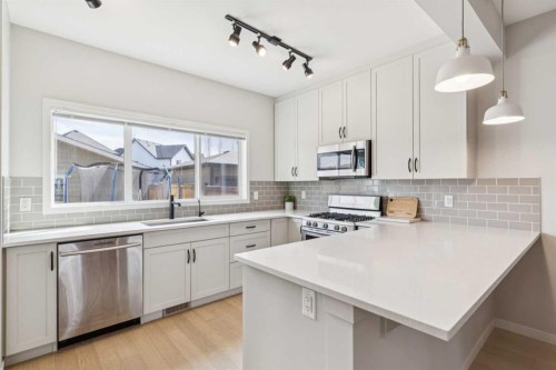 325 Marquis Heights Se, Calgary, AB - Indoor Photo Showing Kitchen With Upgraded Kitchen