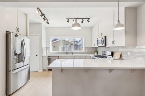 325 Marquis Heights Se, Calgary, AB - Indoor Photo Showing Kitchen With Upgraded Kitchen