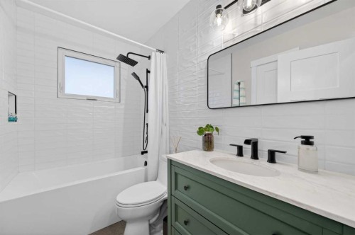 8927 48 Avenue Nw, Calgary, AB - Indoor Photo Showing Bathroom