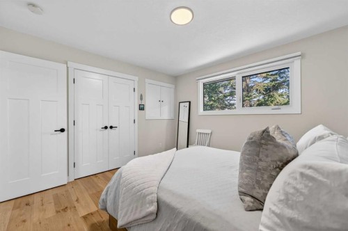 8927 48 Avenue Nw, Calgary, AB - Indoor Photo Showing Bedroom