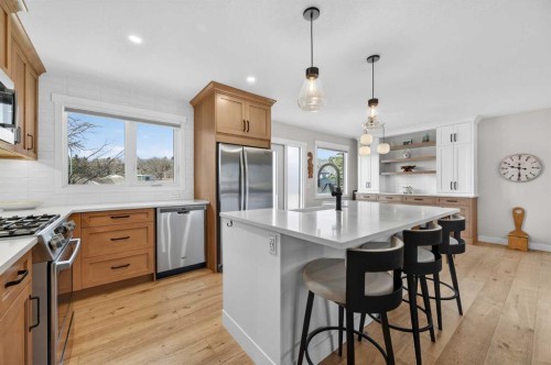 8927 48 Avenue Nw, Calgary, AB - Indoor Photo Showing Kitchen With Upgraded Kitchen