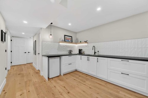8927 48 Avenue Nw, Calgary, AB - Indoor Photo Showing Kitchen