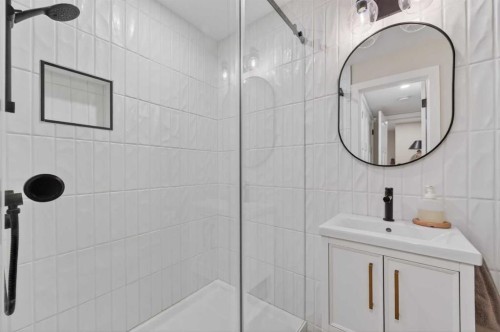 8927 48 Avenue Nw, Calgary, AB - Indoor Photo Showing Bathroom