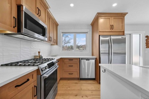 8927 48 Avenue Nw, Calgary, AB - Indoor Photo Showing Kitchen With Upgraded Kitchen